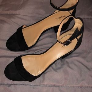 Merona Size 10 black short heals